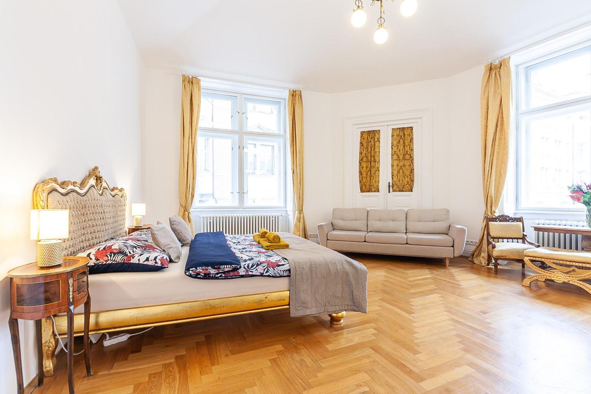 Royal Apartment By Charles Bridge View Of Saint Nicholas Church Prag