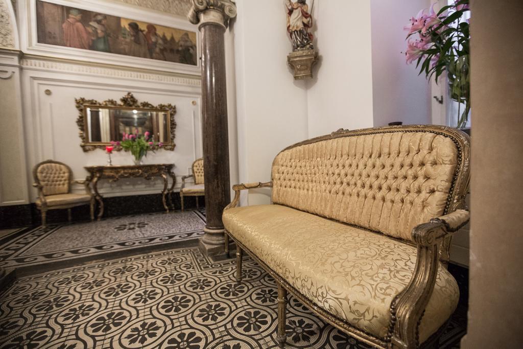 Apartment Royal Apartment By Charles Bridge View Of Saint Nicholas Church Prag